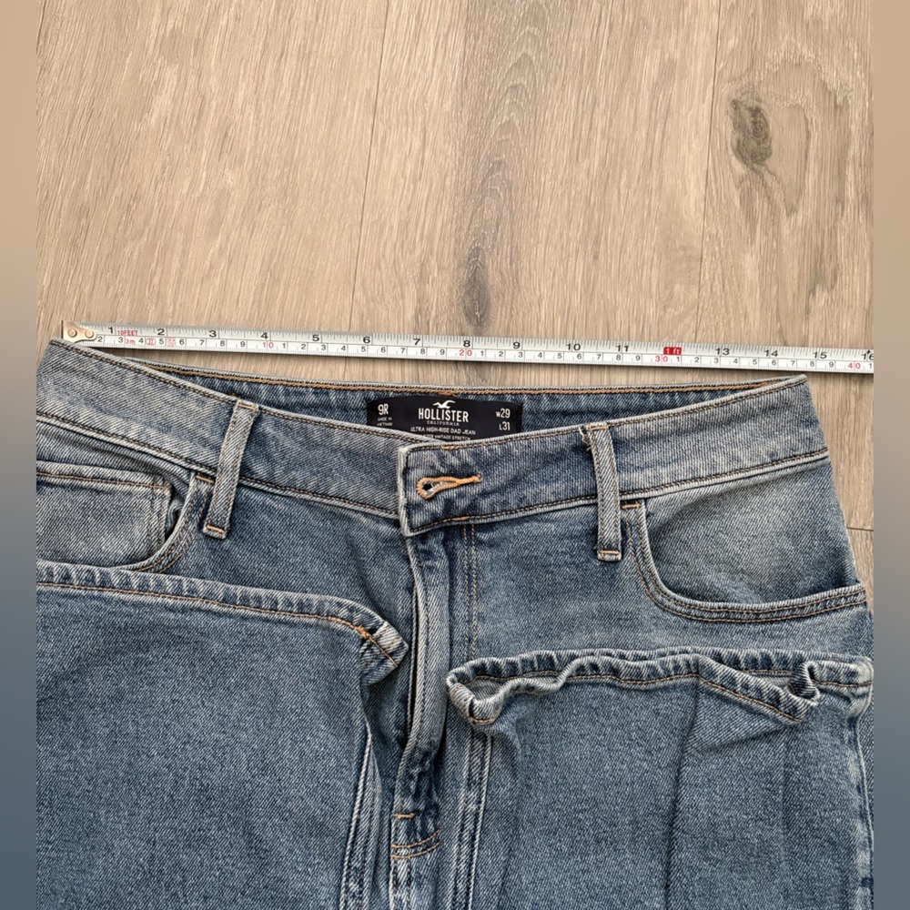 Hollister Relaxed Fit Jeans in Faded Blue - Picture 6 of 6